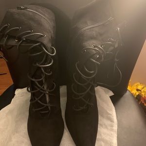 Black tied boots